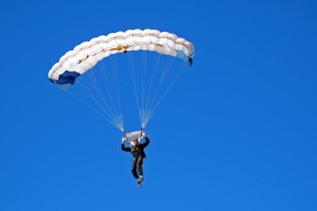 乐鱼体育登录入口-7胜0负！亚历山大轰30+7破纪录不可怕，雷霆这3个细节更吓人，亚历山大进攻路线